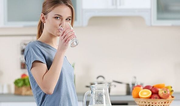 A girl wants to lose weight on a water diet