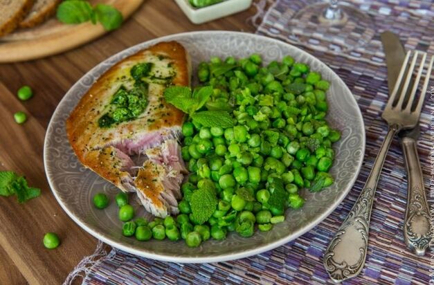 Dinner with green peas