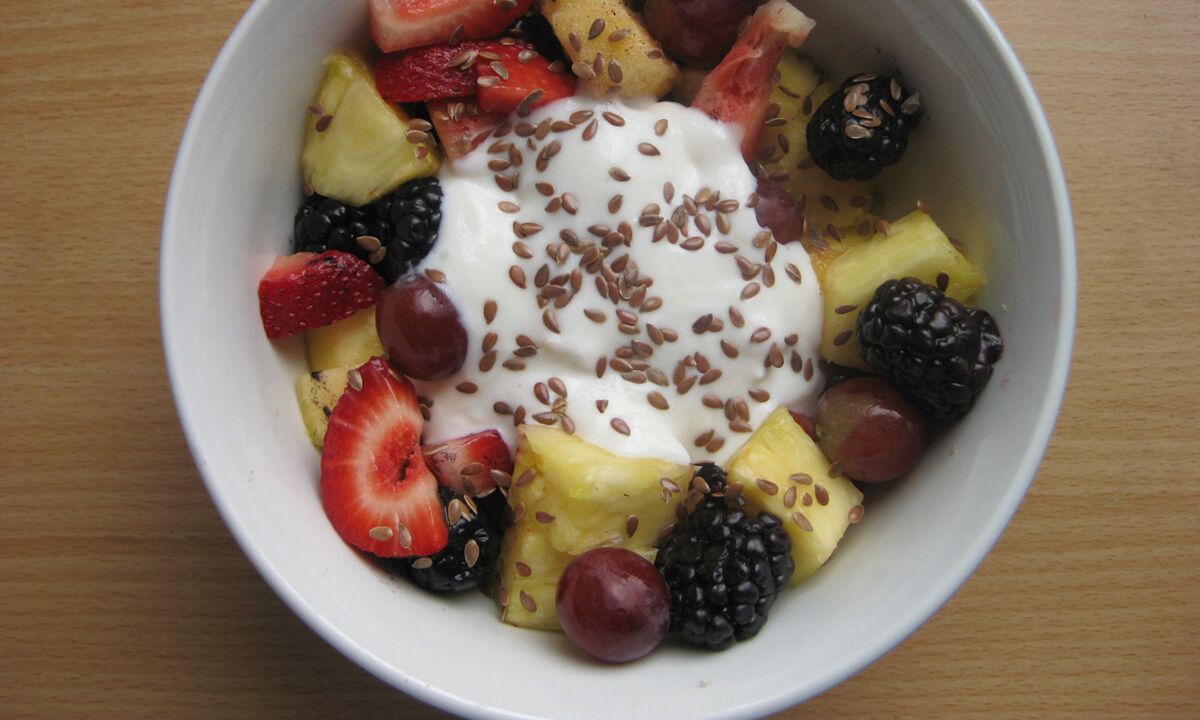 Flaxseed fruit salad for a healthy diet