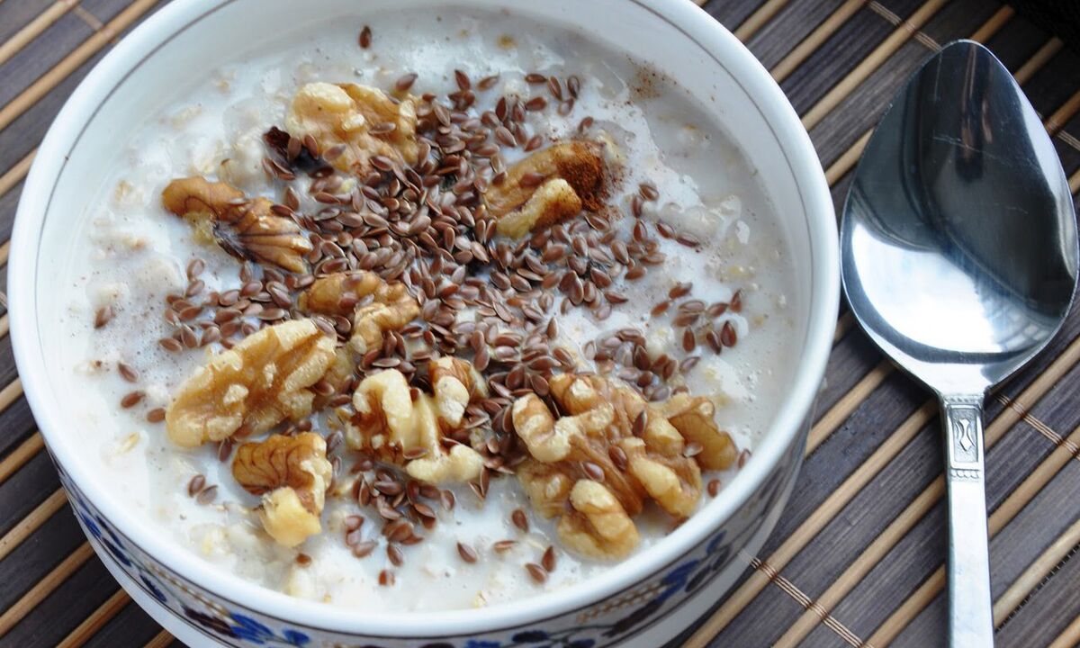 Flaxseed porridge with milk - a healthy breakfast in a slimming diet