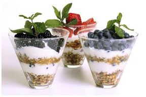 oatmeal with yogurt and berries proper nutrition and weight loss